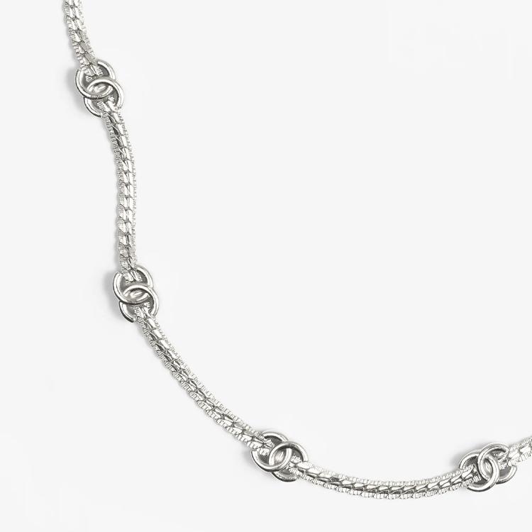 Chanel Классическое металлическое ожерелье с отделкой логотипом Double C для женщин, серебряное ABE255-B18058-NZS81