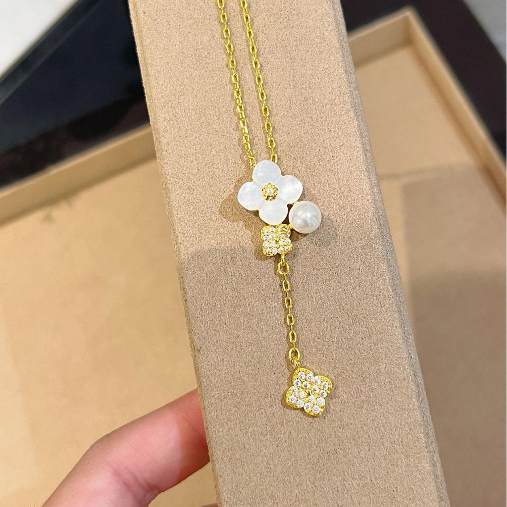 Французское ретро ожерелье с белой ракушкой в виде цветка с четырьмя лепестками с бахромой, браслет с пятью цветками, темперамент лепестков, премиальный набор легкой роскоши