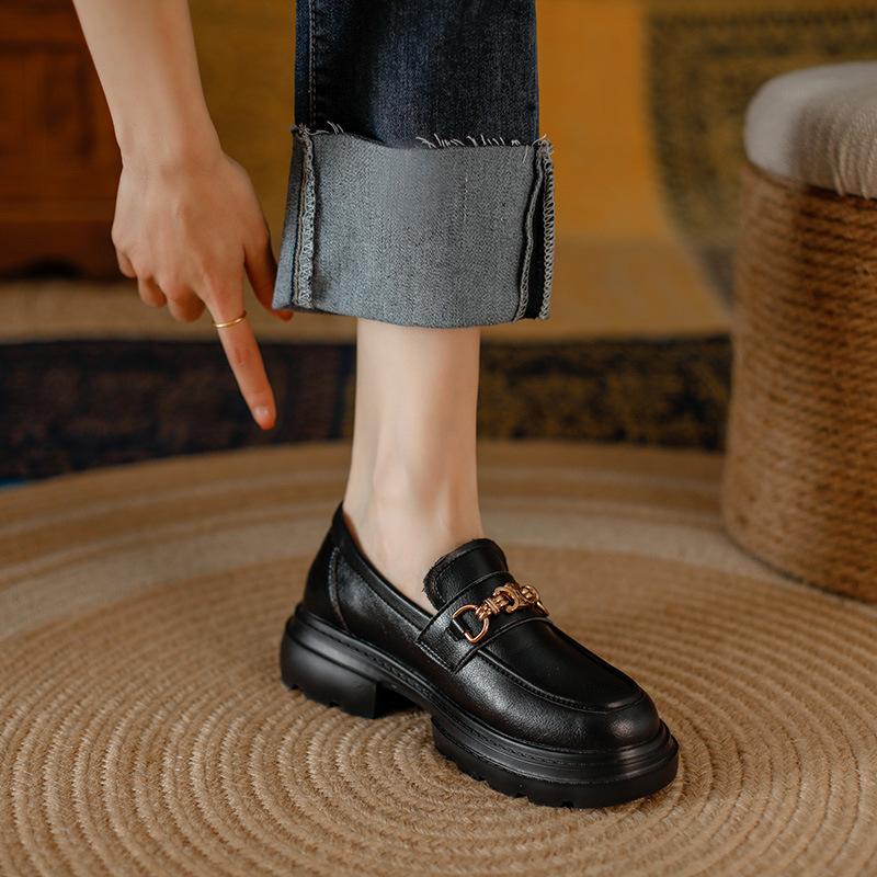 Женская обувь на весну и осень. Кожаные туфли с цепочкой в британском стиле. Универсальные повседневные туфли на плоской подошве. Кожаные лоферы на толстой подошве.