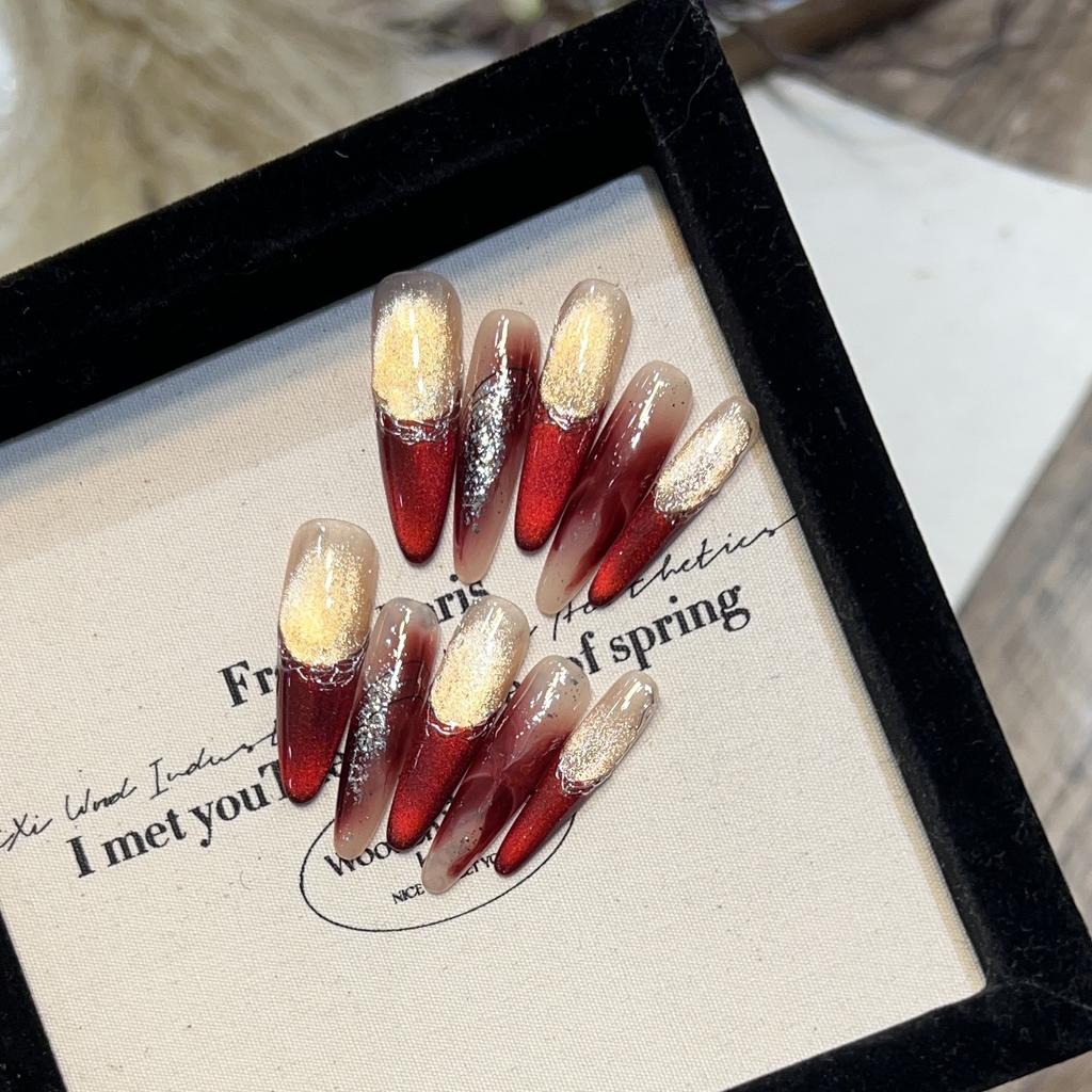 Плетеная вручную броня в новогоднем стиле, высококлассный эффект «кошачий глаз» красного цвета, французская золотая фольга, румяна, маникюр «бабочка», съемная ногтевая пластина