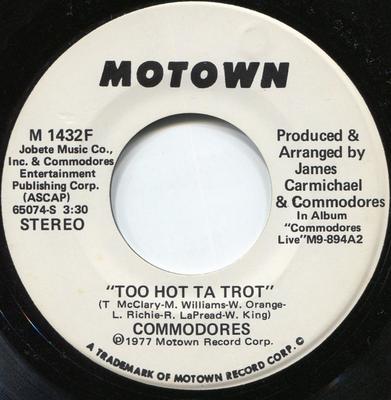 7-дюймовая пластинка COMMODORES - Too Hot Ta Trot M1432F Motown 1977 США Соул/Фанк Б/У