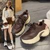 Премиальные коричневые кроссовки для папы женские увеличение роста на 6 см толстая подошва не устают ноги 2025 новая осень универсальные спортивные и повседневные