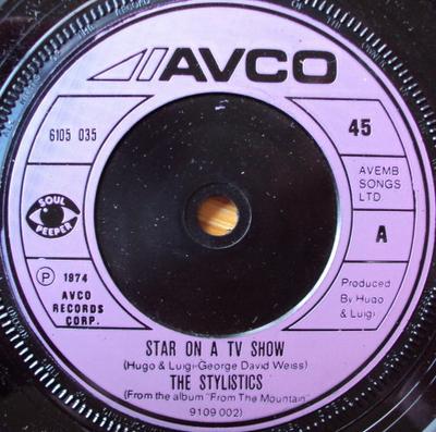 7-дюймовая пластинка STYLISTICS - Star On A TV Show 6105035 Avco 1975 UK Soul/Funk Б/У