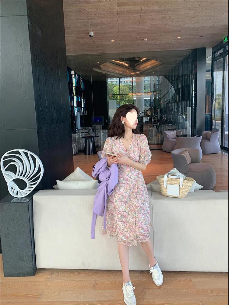 Летнее корейское платье средней длины из шифона с V-образным вырезом и цветочным принтом 2025 года для студенток