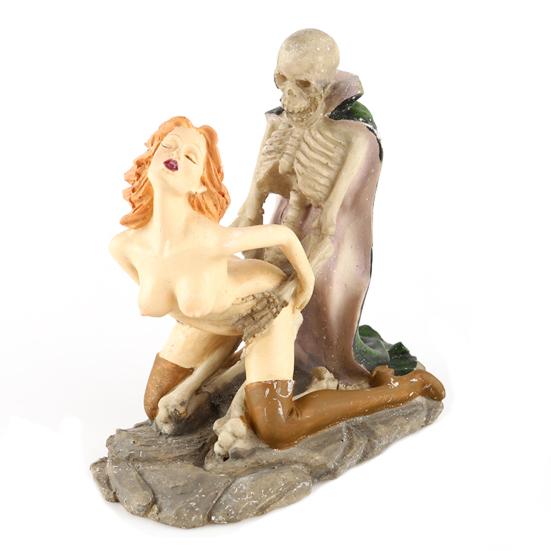 Wear-resistant Anti-deform Stylish Vivid Eye-catching Couple Sculpture Novelty Desk Statue Ornament Art Statue