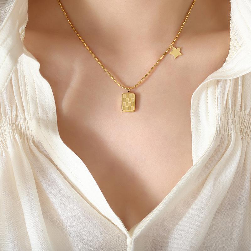 Ожерелье из титановой стали. Личность не выцветает. Цепочка с ключицами в виде шахматной доски и квадратной карты в виде пентаграммы.