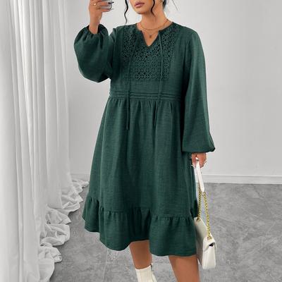 Это платье имеет лоскутный дизайн, свободные рукава-буфы и вырез на талии с завышенной талией.