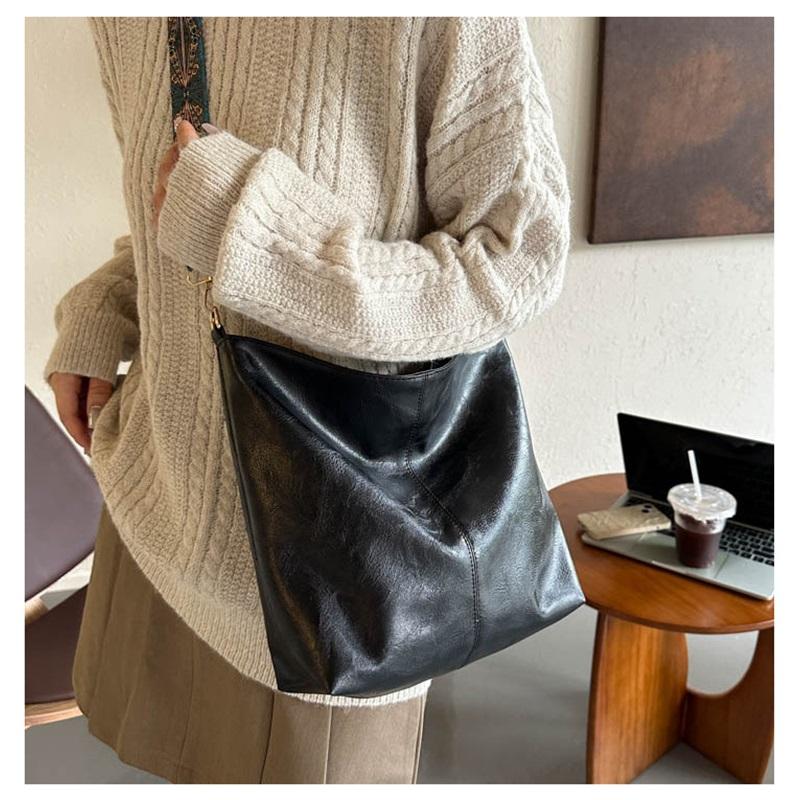 Large Capacity Ladies Bag Summer New Wide Strap One Shoulder Messenger Bag High End Texture Commuter Bucket Bag
