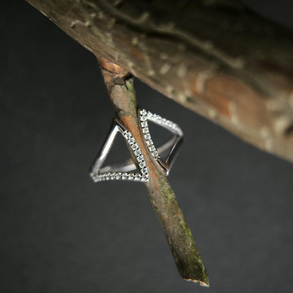 Серебряное кольцо с фианитами 0.36ct, вес изделия 1,83 гр (2197676)