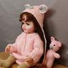 Реалистичные имплантированные вьющиеся волосы Reborn Baby Doll Girl Реалистичная 55 см Полностью виниловая кукла для моделирования тела Красота Розовая свинья Вязаная одежда Кукла Детская игрушка