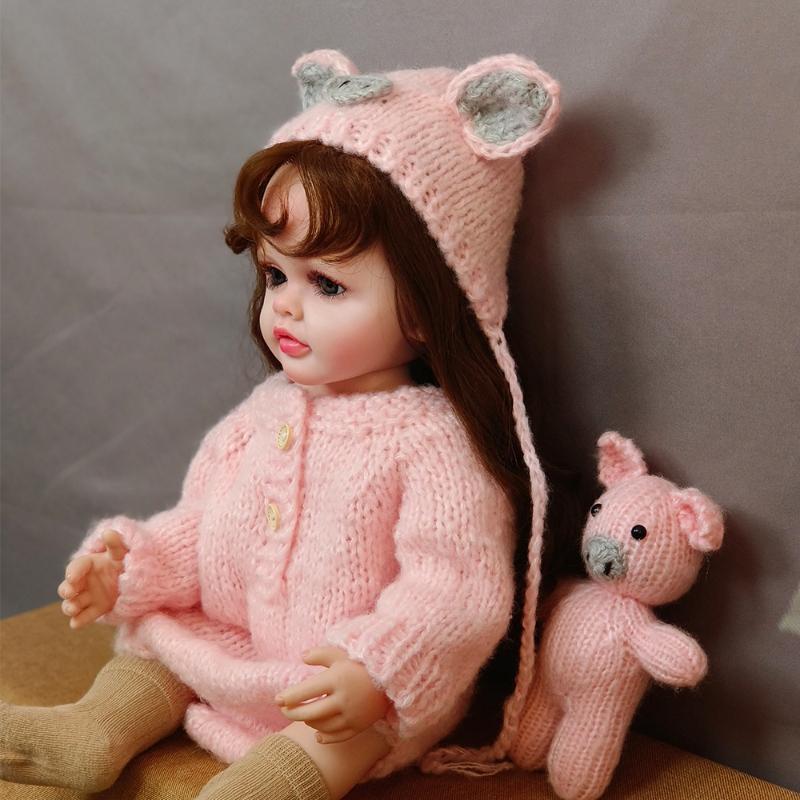 Реалистичные имплантированные вьющиеся волосы Reborn Baby Doll Girl Реалистичная 55 см Полностью виниловая кукла для моделирования тела Красота Розовая свинья Вязаная одежда Кукла Детская игрушка