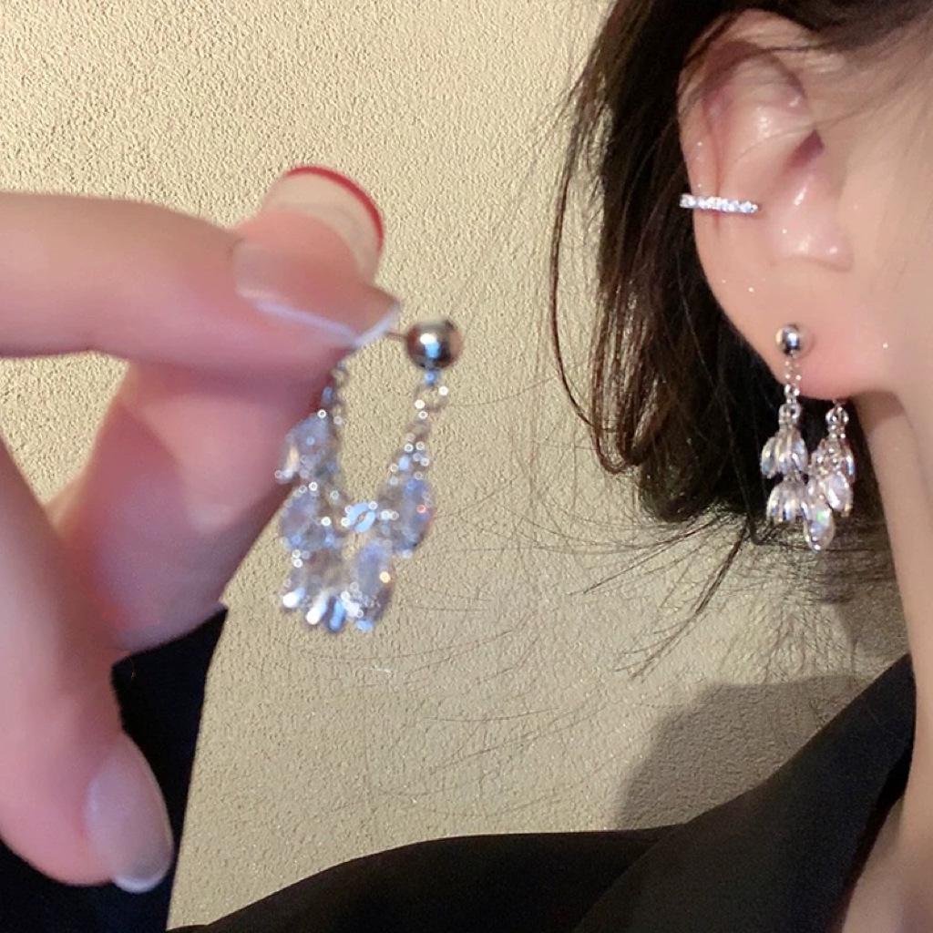 Серебряные серьги-гвоздики с кисточкой в виде листа и стразами для женщин - Элегантные, Модные, Нишевые Дизайнерские Украшения с Роскошным Ощущением