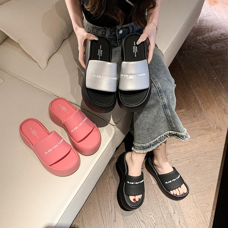 Шлепанцы на толстой подошве с надписью-буквой женские 2025 новые с небольшой высотой подъема удобные и легкие простые сандалии на одном ремешке