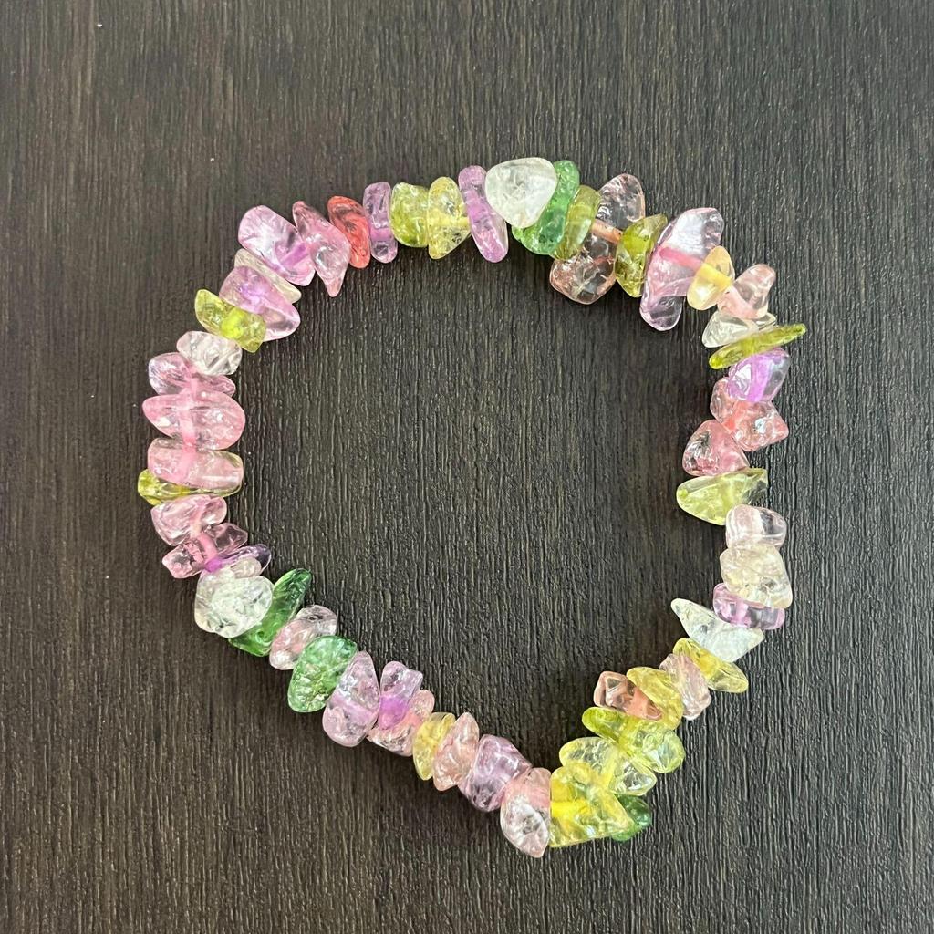 Браслет из разноцветных кристаллов с цитрином, тигровым глазом, лазуритом, аметистом и зеленым авантюрином на эластичном шнуре