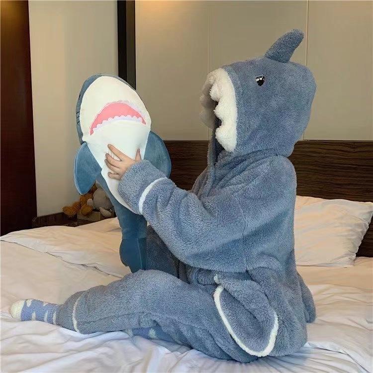 Женская милая пижама с капюшоном в виде акулы: Утолщенный коралловый флис для тепла, идеально подходит для зимнего отдыха и ношения на улице.