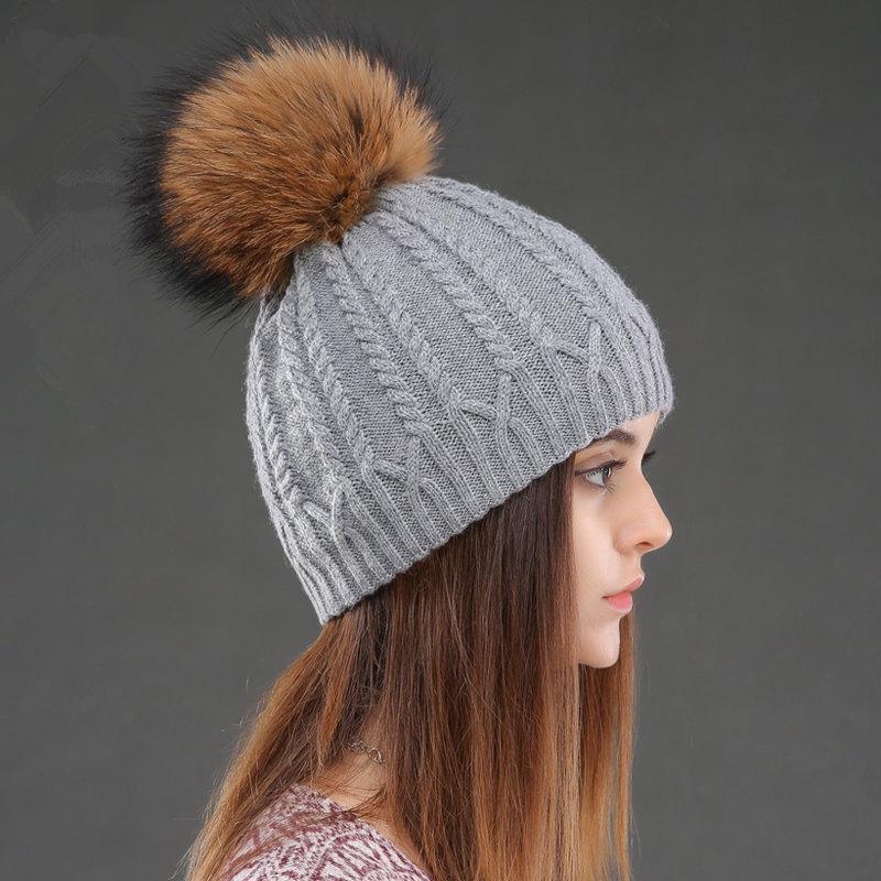 Женская зимняя теплая шерстяная шапка из меха енота с шариками для защиты ушей, однотонная универсальная двухслойная шапка-пуловер