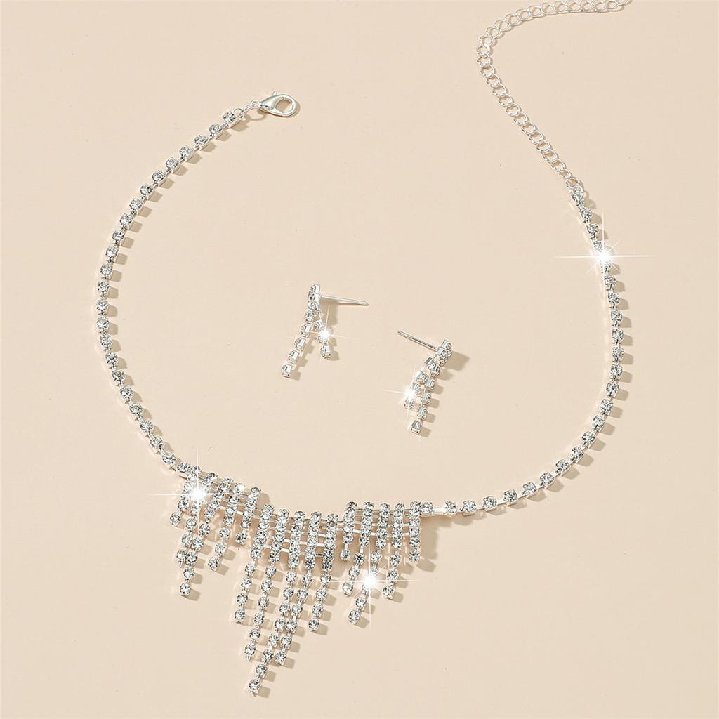 Комплект из двух предметов: простое и модное колье и серьги с полным бриллиантовым покрытием