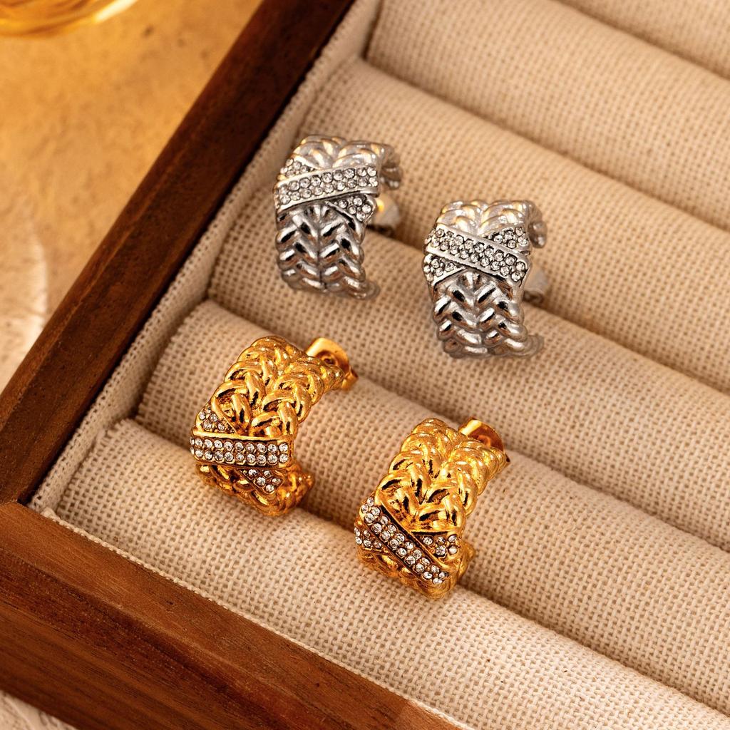 European and American stainless steel stud earrings, titanium steel 18k gold diamond earrings, fashionable C-type Chopin chain earrings.