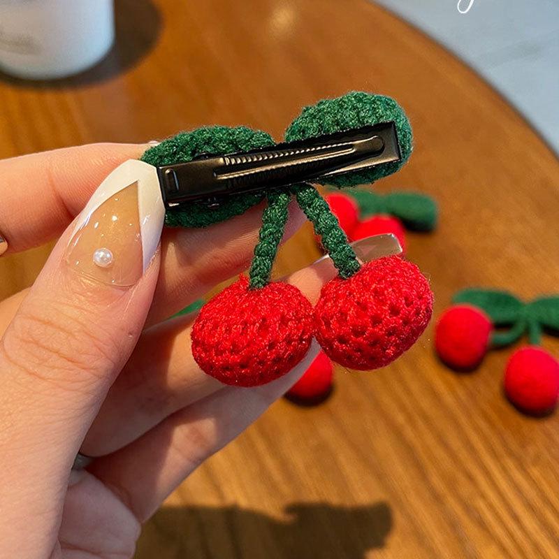 «Заколка-утиный нос из шерсти ручной работы с кисточками вишневого цвета для детей»