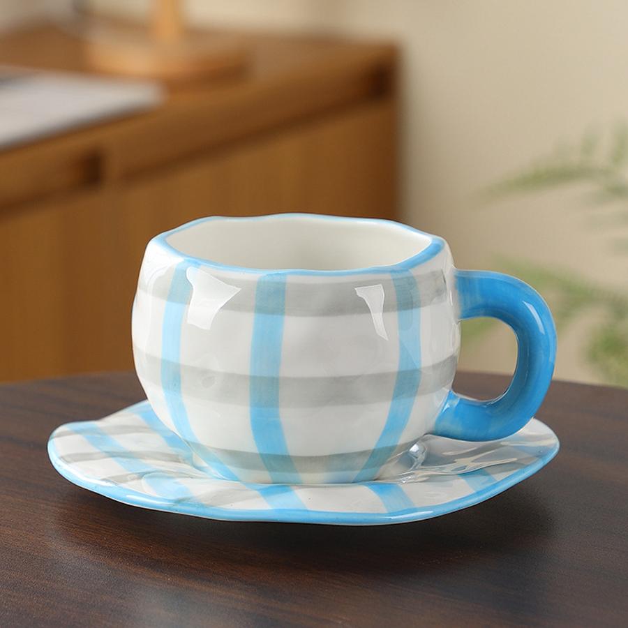 Красивый керамический набор чашки и блюдца, украшенный очаровательными узорами в виде сердечек и цветов. Идеально для домашнего использования, послеобеденного чая или кофе-брейка.