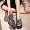 Премиальные тапочки, женская летняя верхняя одежда 2024 года, новые модные женские однотонные классные тапочки с блестками и толстой подошвой