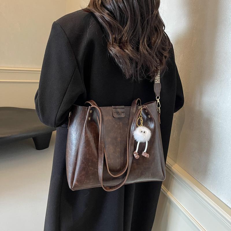 Ретро сумка женская сумочка 2025 осень и зима новая универсальная широкая плечевой ремень сумка-мессенджер большая вместимость сумка-тоут