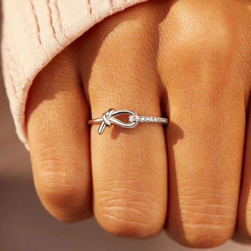 Huitan Dainty Knot Design Rings for Women Gorgeous Elegant Temperament Accessories Trendy Delicate Novel Daily Party Zircon