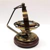 Морской навигационный компас из старинной коричневой латуни с карданным шарниром и деревянным основанием