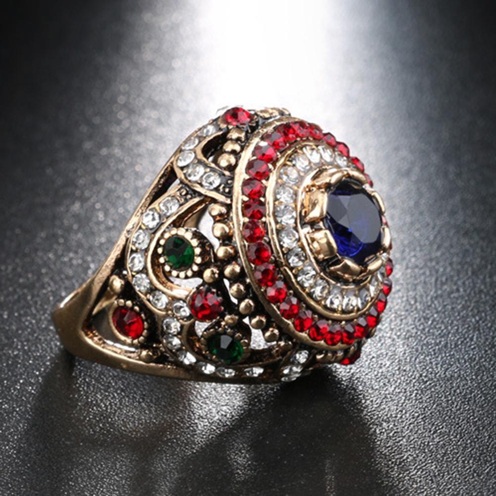 Женский перстень с камнями