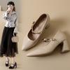 Мода Новая французская модель туфель-лодочек с острым носком и массивным каблуком для женщин, украшенная ретро металлической бретелькой через плечо и неглубоким вырезом.