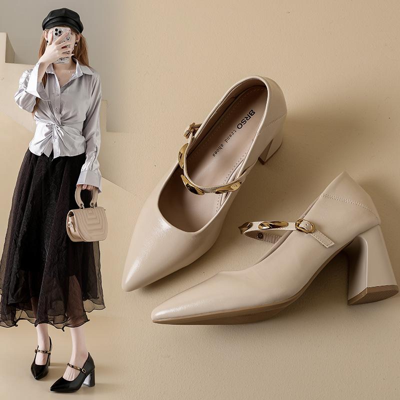 Мода Новая французская модель туфель-лодочек с острым носком и массивным каблуком для женщин, украшенная ретро металлической бретелькой через плечо и неглубоким вырезом.