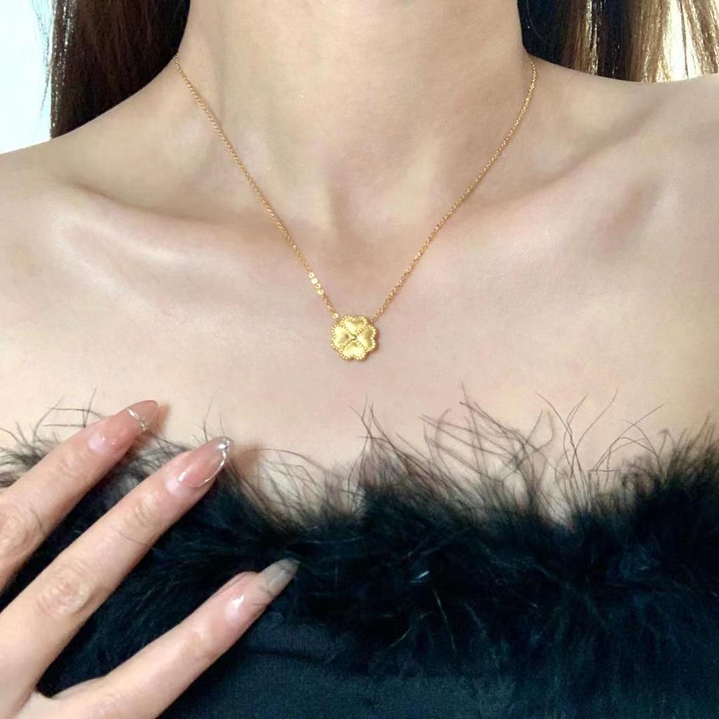 Титановое ожерелье с покрытием из 24-каратного золота: Дизайн в виде сердца и четырехлистного клевера