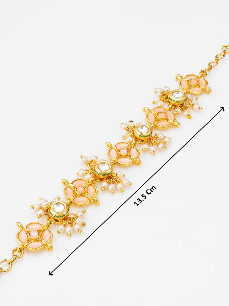 Позолоченный браслет ручной работы с белыми и персиковыми камнями и бусинами