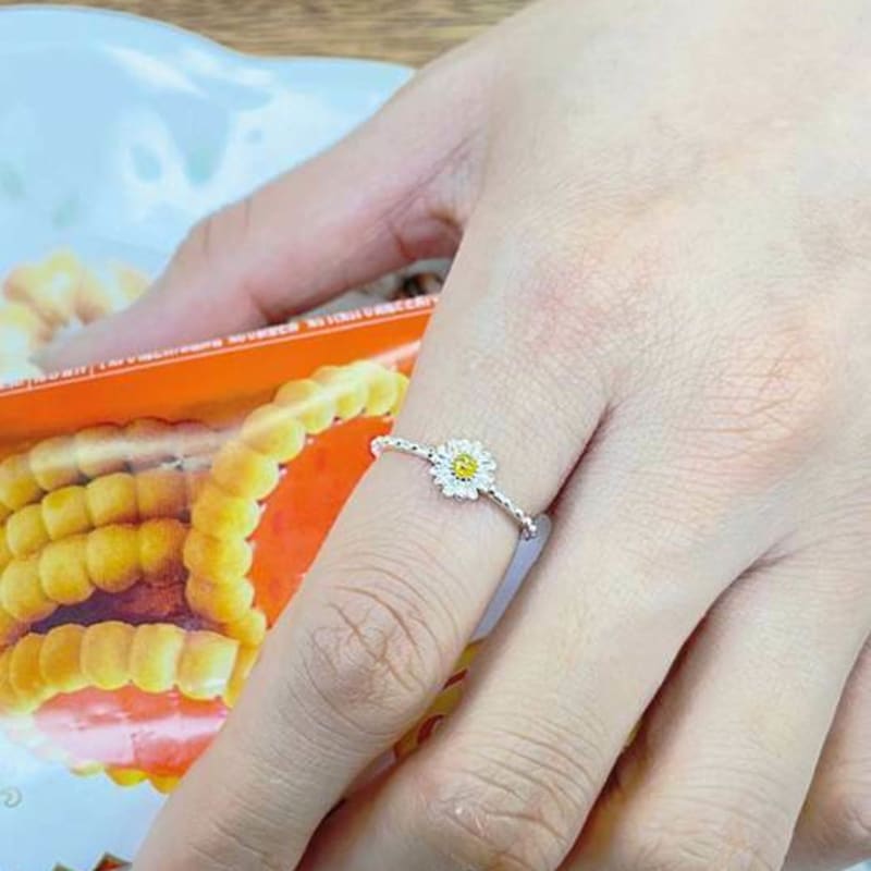 Серебряное кольцо Ollia с натуральным бриллиантом и цветком маргаритки