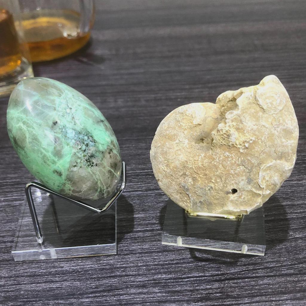 Необработанный кристалл нефрита с акриловой основой на железной художественной стойке