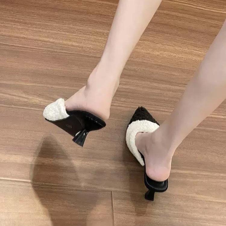 Французский острый нос на низком каблуке, соответствующий цвету снаружи, полуперетаскивание, женские зимние тапочки 2025 года Baotou Muller, ниша, тонкий каблук, пушистые тапочки прилив