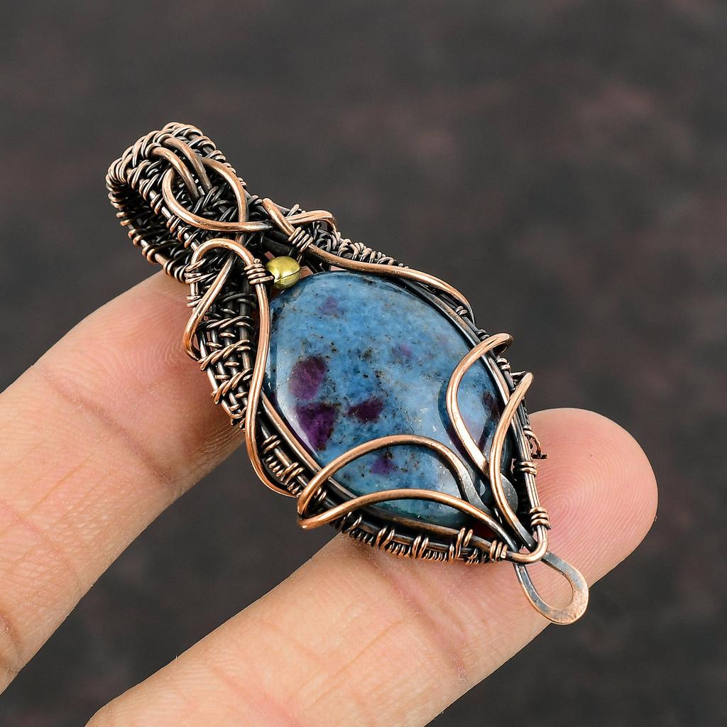 Подвеска из медной проволоки с рубином в синем кианите, драгоценный камень, кулон ручной работы, антикварная медная бижутерия, подарок для него, кулон с целебным камнем