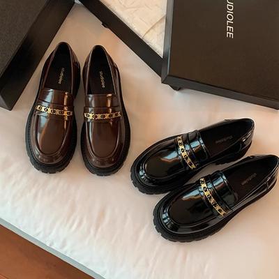 Виноградная мать имеет ту же модную цепочку, кожаные лоферы на толстой подошве, универсальный круглый носок, на одной педали, маленькие кожаные туфли в британском стиле, женские