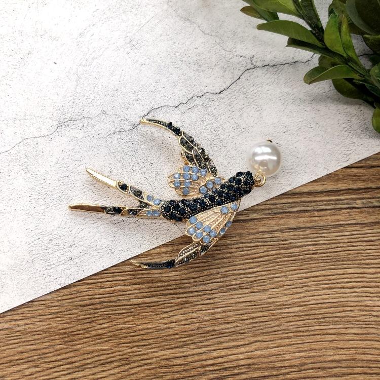 Forest Retro Fairy Tale Versatile Brooch Bee Pearl Temperament Brooch Pin Coat with Accessories