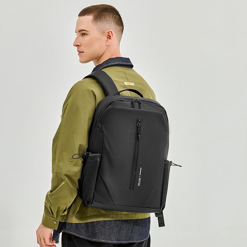 Элегантный черный водонепроницаемый рюкзак для мужчин Стильный и функциональный рюкзак для ноутбука для повседневного использования и путешествий