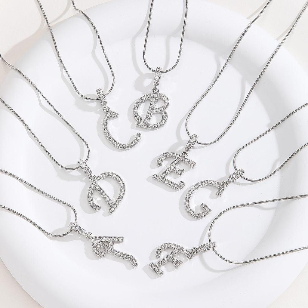 Королевский двор - Ожерелье в стиле «Дрянные девчонки» - Набор подвесок: Крест, Корона и Римская цифра, полностью покрытых цирконием - Роскошный позолоченный медный чокер для женщин