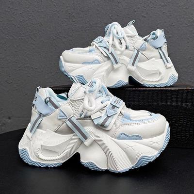 Новые сетчатые повседневные кроссовки этой осени имеют более толстую подошву и универсальные женские модели.