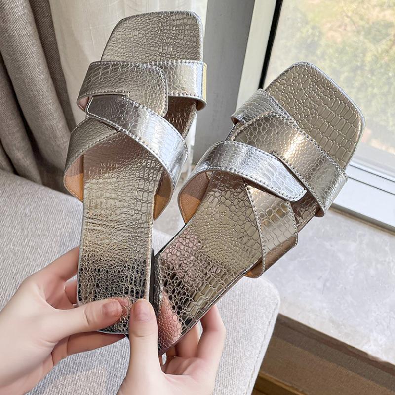 Модные женские тапочки 2024 года, летняя пляжная обувь для отдыха на открытом воздухе, новые модные римские женские тапочки на плоской подошве, женские повседневные шлепанцы, сандалии больших размеров