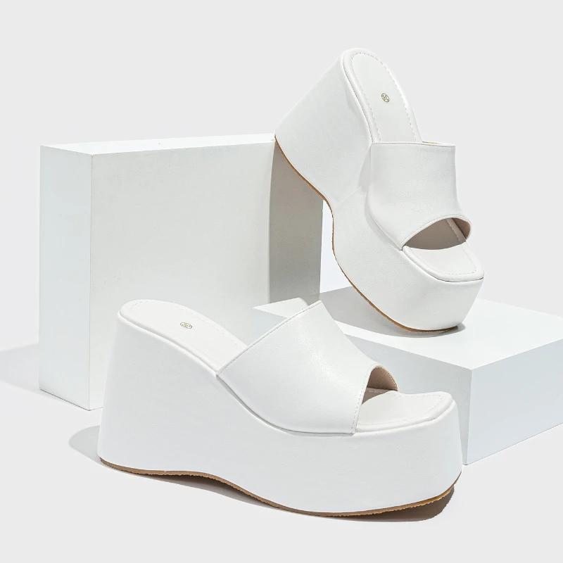 Женские тапочки на танкетке 2024 года, продажа новых нескользящих тапочек из искусственной кожи на толстой подошве, повседневные пляжные женские шлепанцы с открытым носком