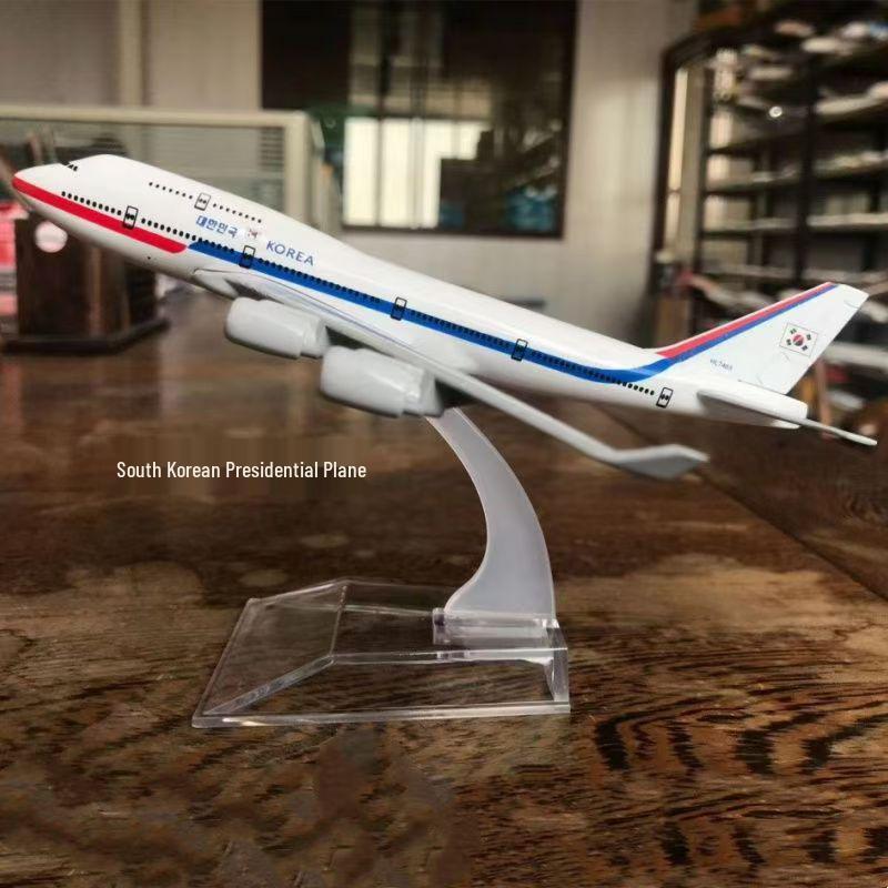 Модели из сплава президентских самолетов: ATR FK50, C919, A350, B747, A320, A330, A380