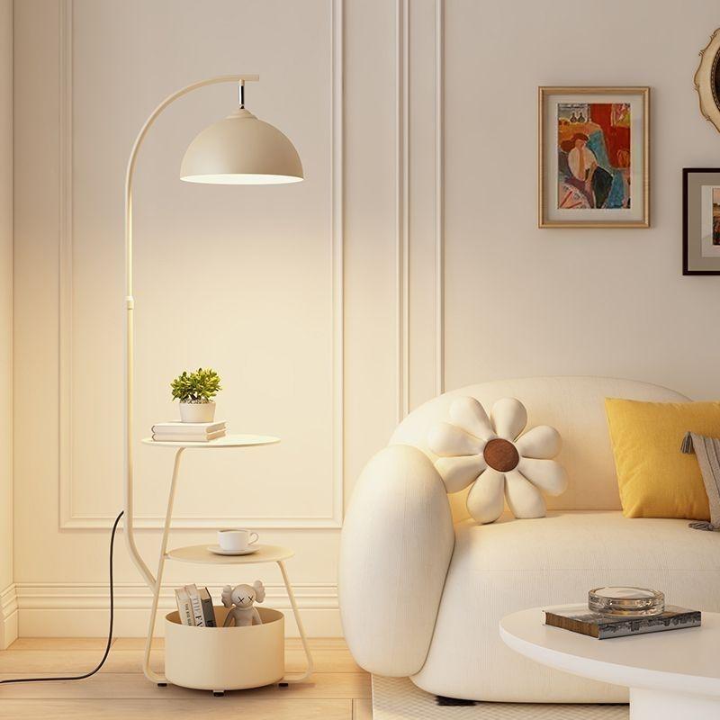 Напольный светильник в античном стиле со стеллажом для хранения и журнальным столиком для гостиной или спальни