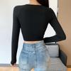 Черный короткий топ с открытым пупком, достаточно обтягивающий, чтобы продемонстрировать ее футболку с длинными рукавами, облегающую футболку с длинными рукавами