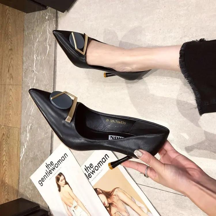 Модные женские летние туфли бежевого цвета на высоком каблуке 2024 года, заостренные, офисные, шикарные, элегантные, легкие, в корейском стиле, простые, подходящие по цвету туфли