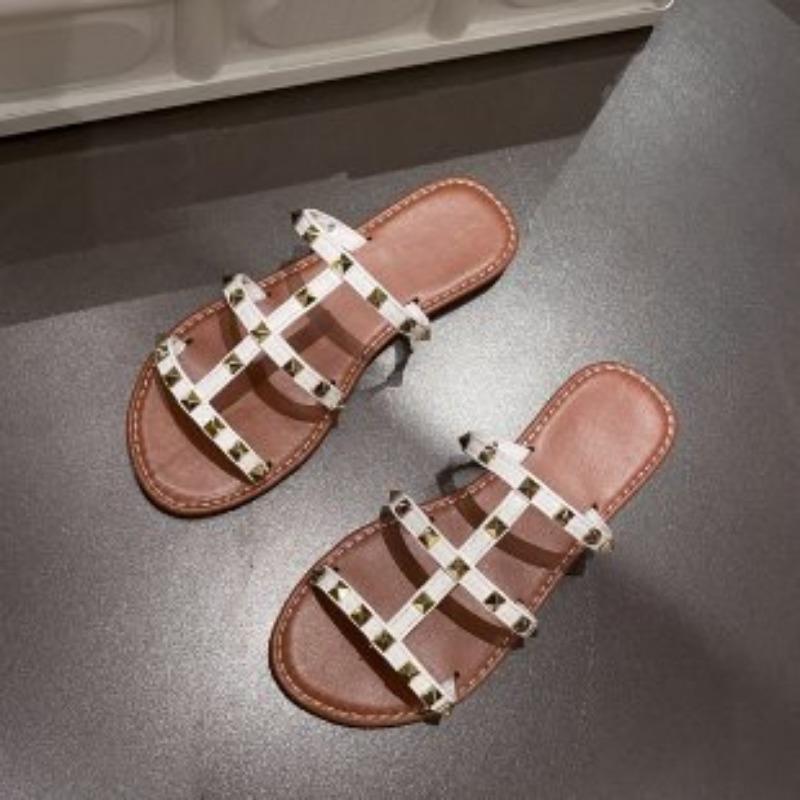 Тапочки большого размера женские летние новые для улицы модные универсальные сандалии с заклепками пляжные для ванной комнаты для дома