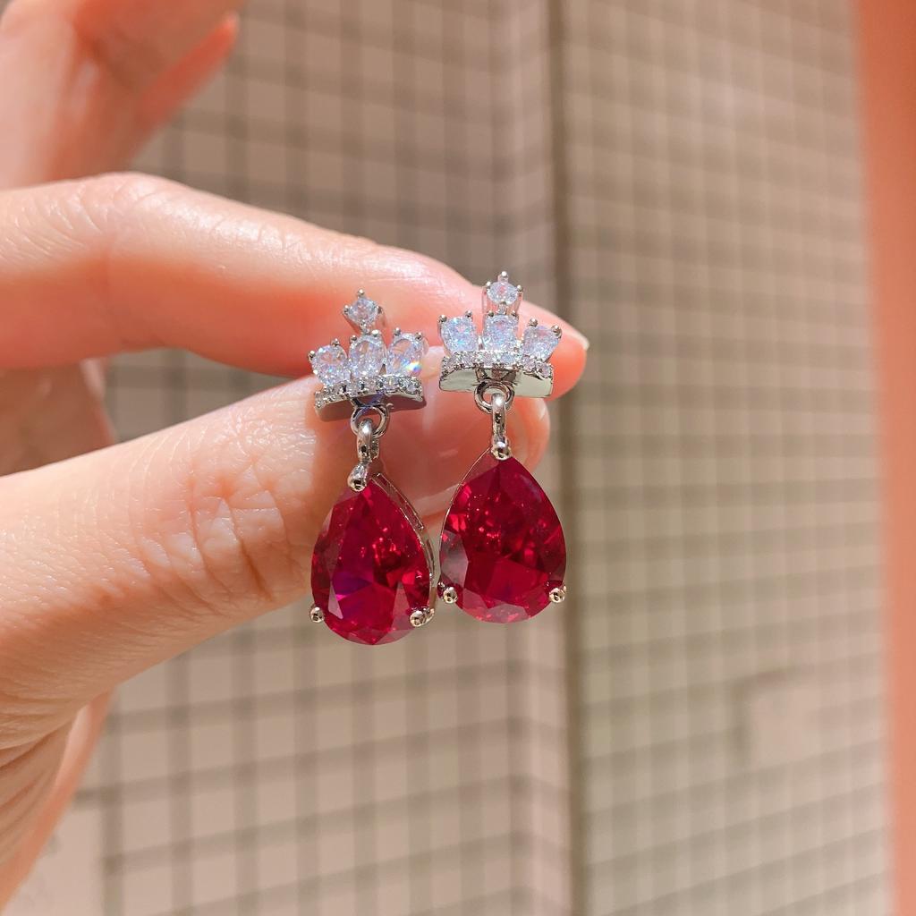 Ювелирный набор: серьги-пусеты с красным стеклом в форме короны 10*14, колье 13*18